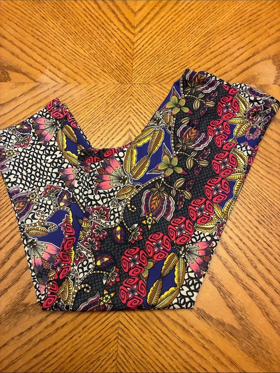 Onzie Pants - Onzie Vibrant Floral Pattern cropped Leggings in size S/M